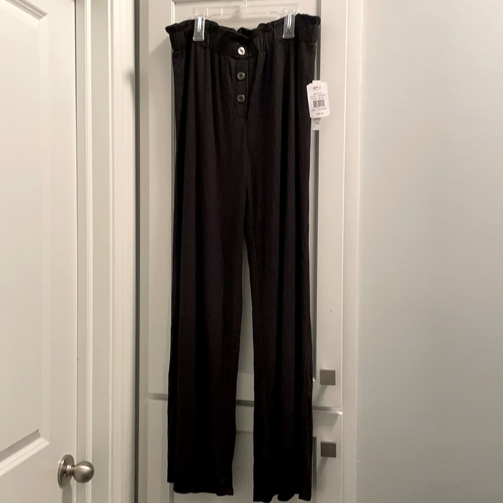 New with tags, 3 buttons in front. XL flared pants. Comfortable and very chic!